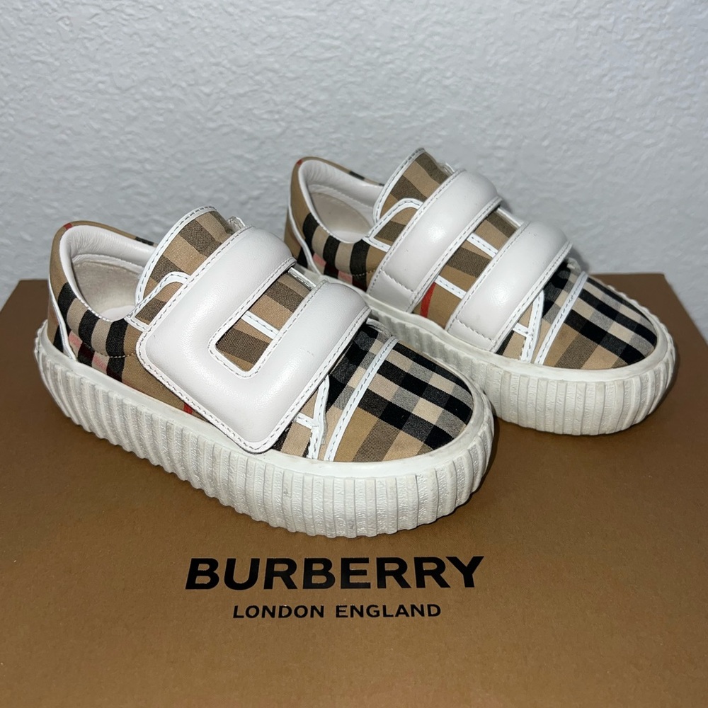 Burberry toddler sneakers
Size 25
Used